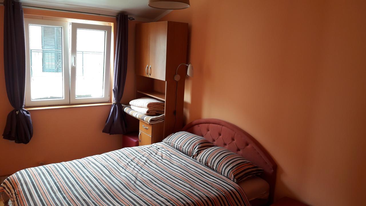 Porodicni Apartman แฮร์เซ็ก-โนวี ภายนอก รูปภาพ